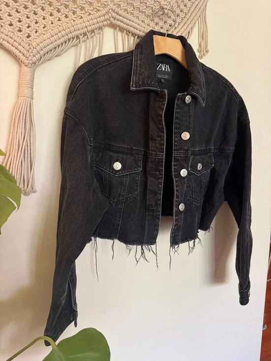 Zara Black Cropped Denim Jacket with Frayed Hem - Picture 2 of 9